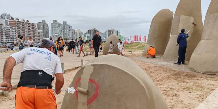 Solución transitoria para el monumento a La Mano, Municipio pintó parcialmente
