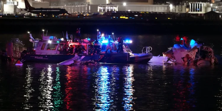 Tragedia aérea en Washington: un avión y un helicóptero chocaron en el aire y cayeron al río Potomac