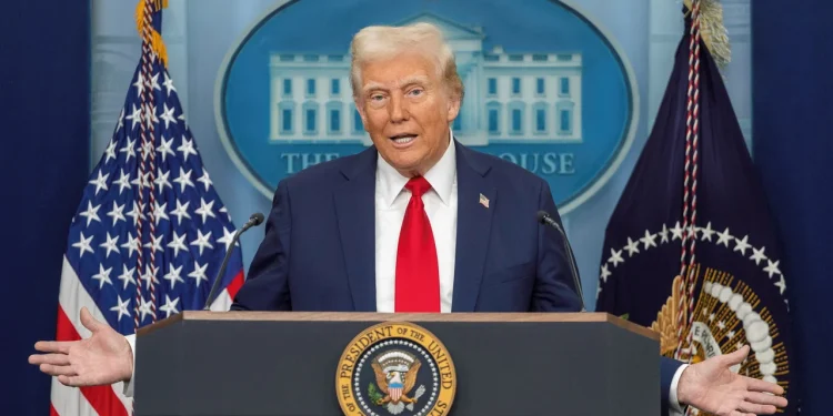 Trump asegura que está «comprometido a comprar y poseer Gaza»