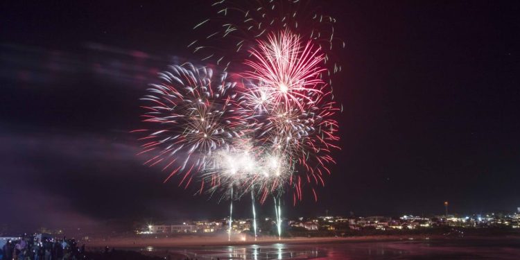 Miles y de todas partes del país presenciaron la gala de luces que cerró el primer mes de temporada