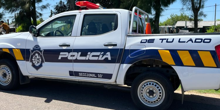 Ómnibus colisionó con una motocicleta en la Rambla: motociclista se encuentra grave