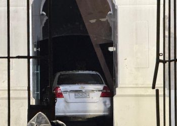 Investigan en qué circunstancias un vehículo ingresó a la Iglesia San Carlos Borromeo y dañó su puerta principal