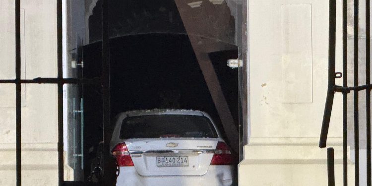 Investigan en qué circunstancias un vehículo ingresó a la Iglesia San Carlos Borromeo y dañó su puerta principal