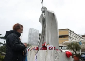 El Papa pasó «una noche tranquila» y su estado «sigue siendo crítico, pero estable»