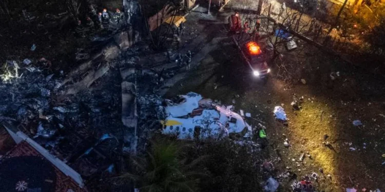 Brasil: un avión bimotor cayó sobre una transitada avenida en Sao Paulo e impactó en un autobús