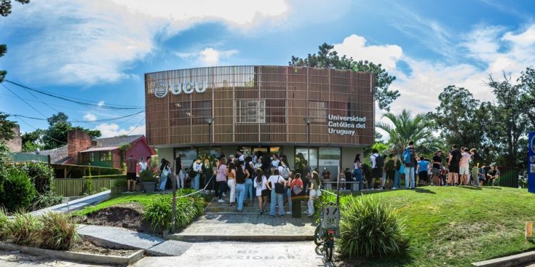Bomberos y Policía trabajan en la sede de la Universidad Católica de Punta del Este por amenaza recibida vía correo