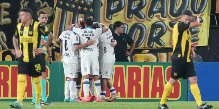 Liverpool le ganó 3 a 0 a Peñarol y es líder del Apertura