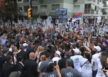 Saludo a familiares de desaparecidos; Orsi y Cosse bajaron del auto para estrecharle la mano