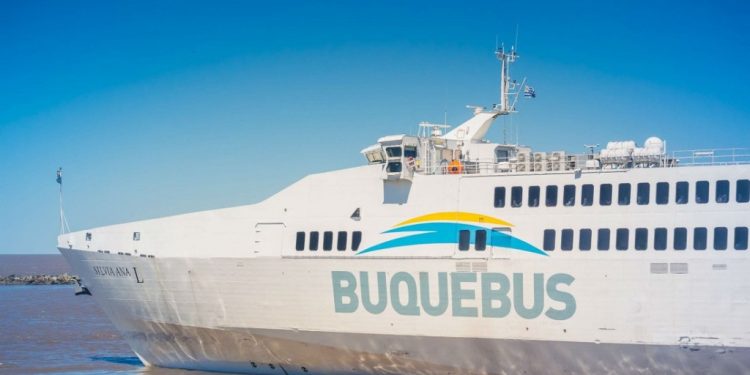 López Mena: «He ido a Estados Unidos hace 30 años y me aprobaron un proyecto en 3 días. ¿Por qué acá tiene que tardar 20 años?»