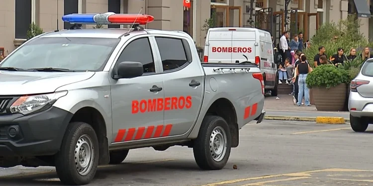 Una persona de 26 años está detenida y hay otras dos requeridas en el marco de la investigación por amenazas de bomba