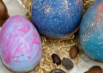 Pastelerías elaboran huevos artesanales con motivo de la celebración de Pascua