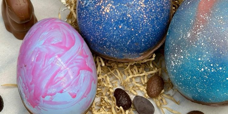 Pastelerías elaboran huevos artesanales con motivo de la celebración de Pascua
