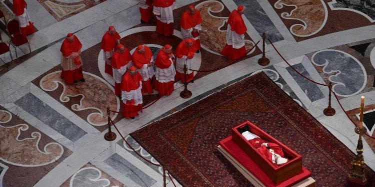 Se cierra el féretro del papa Francisco