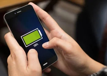 Ni litio ni plomo: inventaron baterías eternas para celulares que duran hasta 50 años