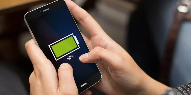 Ni litio ni plomo: inventaron baterías eternas para celulares que duran hasta 50 años