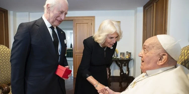 En su aniversario de boda, el rey Carlos y Camilla visitaron al papa Francisco