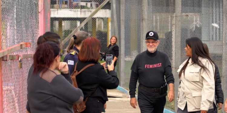 León Gieco ofreció un espectáculo inolvidable para mujeres privadas de libertad