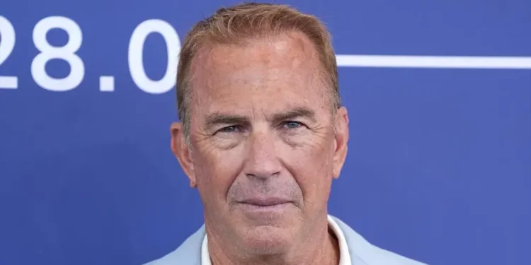Una actriz doble de riesgo denunció a Kevin Costner tras filmar una escena de violación no guionada