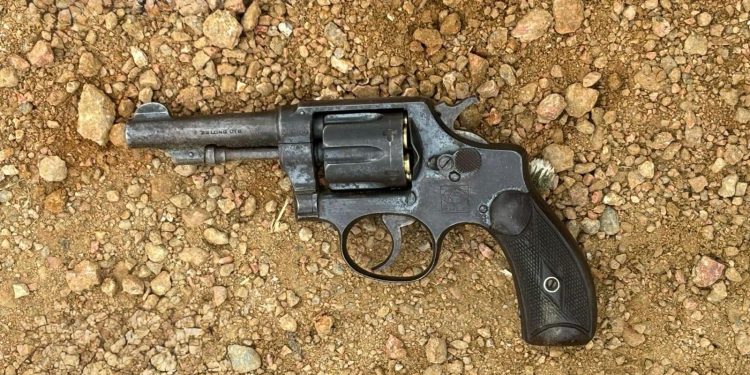 Un hombre fue detenido con un arma de fuego durante operativo en el realojo del barrio Kennedy