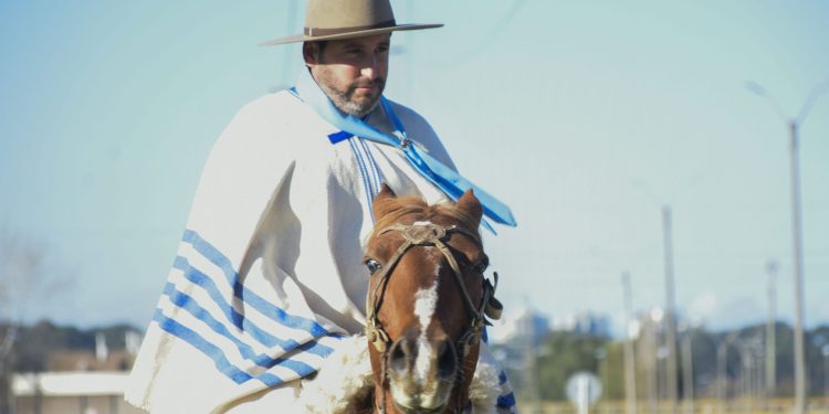 Tort cumplió promesa al hacer el trayecto a caballo entre Maldonado y Minas, hasta la Virgen del Verdún