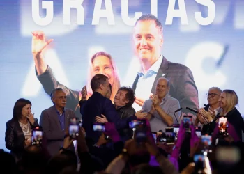 El candidato de Milei, Manuel Adorni, ganó las elecciones en Buenos Aires con el 30,02% de los votos, superando a Leandro Santoro y al PRO