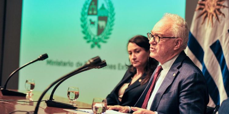 Gobierno anunció 12 embajadores, entre ellos Ache y Argimón; arde la interna blanca y colorada