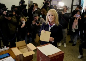 Votó la vicepresidente Carolina Cosse saludando a todos los candidatos del interior