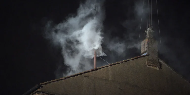 El Vaticano ya instaló la chimenea en la Capilla Sixtina para el cónclave