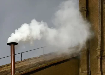 Habemus papam: Humo blanco en el Vaticano a la espera del anuncio formal