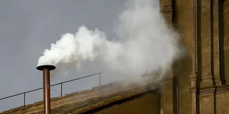 Habemus papam: Humo blanco en el Vaticano a la espera del anuncio formal