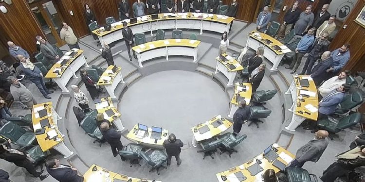 Junta: Minuto de silencio por Mujica y Belela Herrera