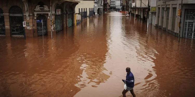Ascienden a cinco los muertos por las inundaciones en el sur brasileño
