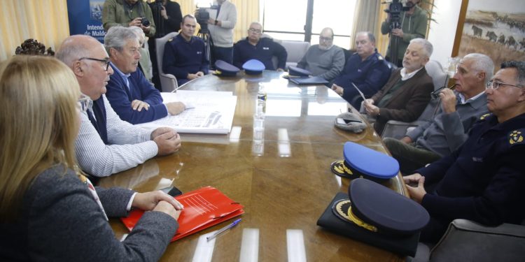 Antía ofreció a Negro 25 viviendas para familia policial que vive en asentamientos, comisaría en el ex Kennedy y Ministro destacó centro de video vigilancia