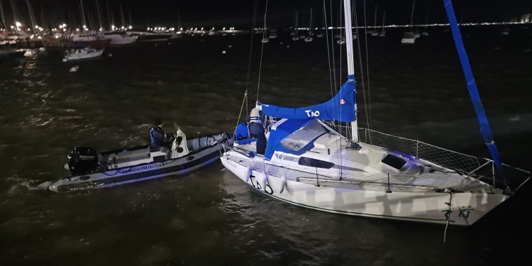 Otro velero quedó a la deriva en Punta del Este y casi impacta contra la pasarela del puerto