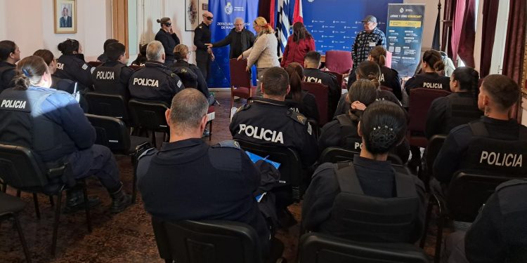 Policías del departamento recibieron capacitaciones sobre trato a ciegos, gestión de denuncias por estafa y actuación de la PCOP
