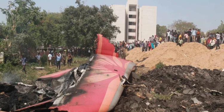 India inicia una investigación formal sobre el accidente aéreo: encontraron la caja negra
