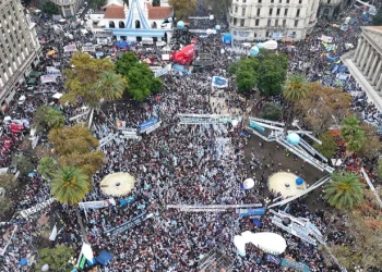 Multitudinario acto en Plaza de Mayo y un audio de Cristina donde señaló que el modelo Milei se cae y «vamos a volver»
