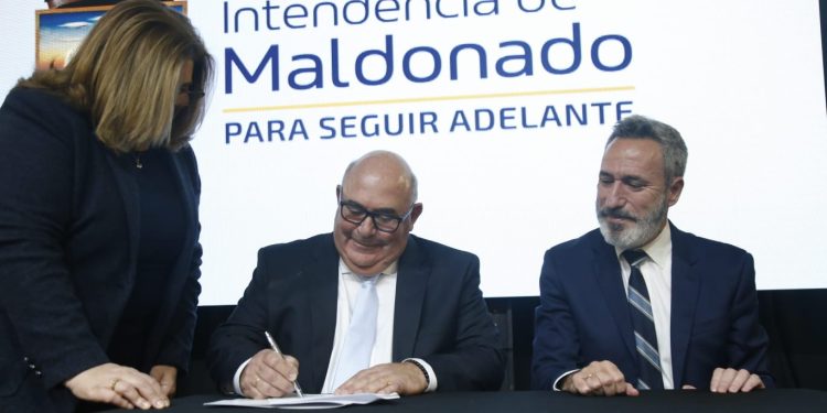 Primeras resoluciones de Abella; Designación de Villegas y prórroga de servicios