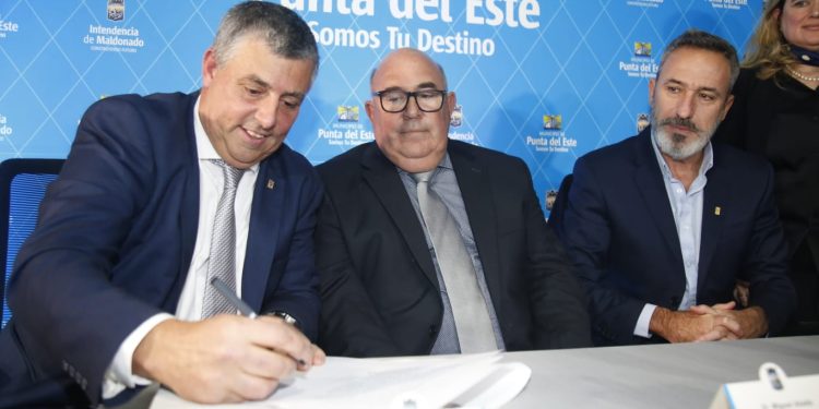 Emocionado Carballal asumió por segunda vez consecutiva como Alcalde de Punta del Este y dijo que “el mejor discurso es una buena obra”