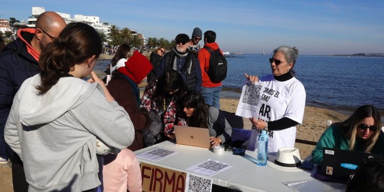 Movilización en defensa del mar uruguayo: ONG Mares Libres de Petroleras juntó firmas en Punta del Este