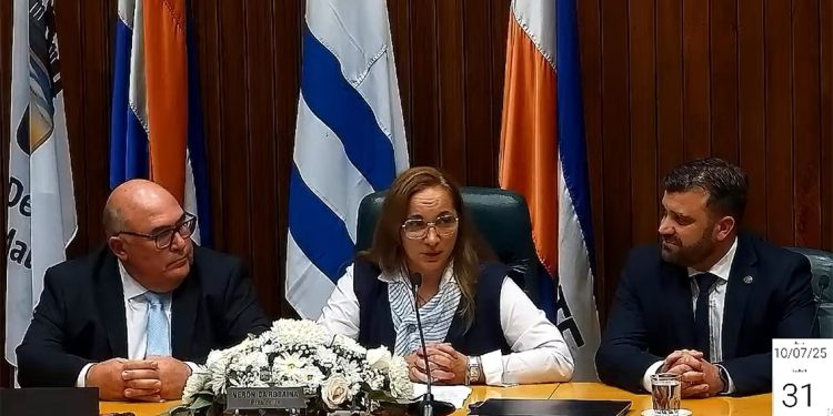 Robaina fue reelecta para presidir la junta y exhortó a recordar que se deben a la gente