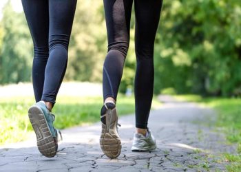 Qué es la caminata japonesa que se ha popularizado en las redes sociales y qué tan beneficiosa es realmente para la salud