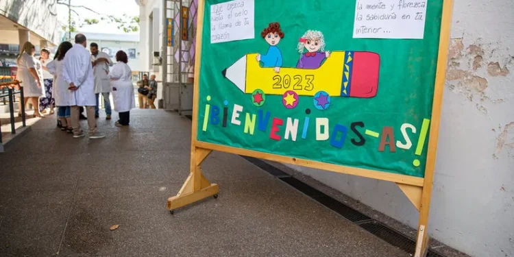 ANEP comenzó a pagar el bono escolar a estudiantes de contexto vulnerable