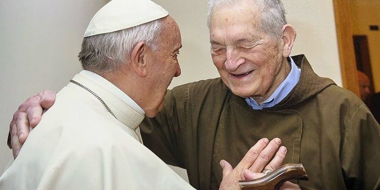 Falleció el padre Dri, el cardenal que «enseñó» la misericordia al Papa Francisco