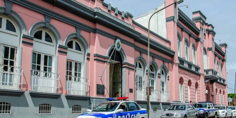 A través de un eficaz y rápido accionar policial, se encuentra detenido un hombre en averiguación por rapiña ocurrida en Playa Grande