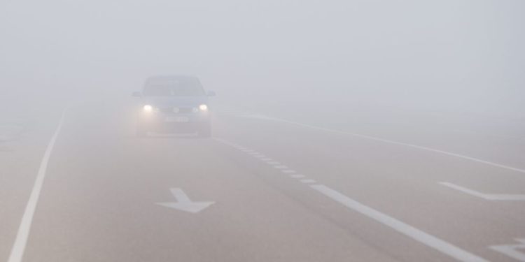 Intensa niebla afecta carreteras, puerto y aeropuerto