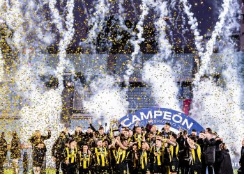 Clásico: Peñarol campeón del torneo intermedio venció por penales a Nacional, hubo dos policías heridos 