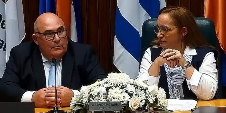 Abella acompañó asunción de Robaina y dijo que el gobierno estará a disposición de los ediles cuando sean convocados