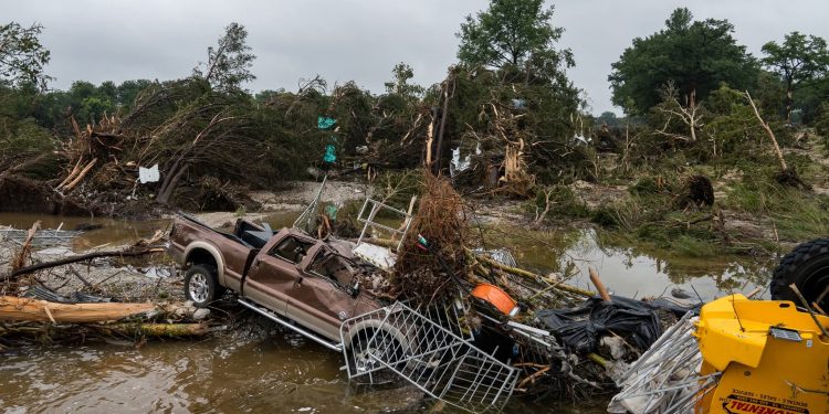 Ascienden a 49 los muertos por inundaciones en Texas
