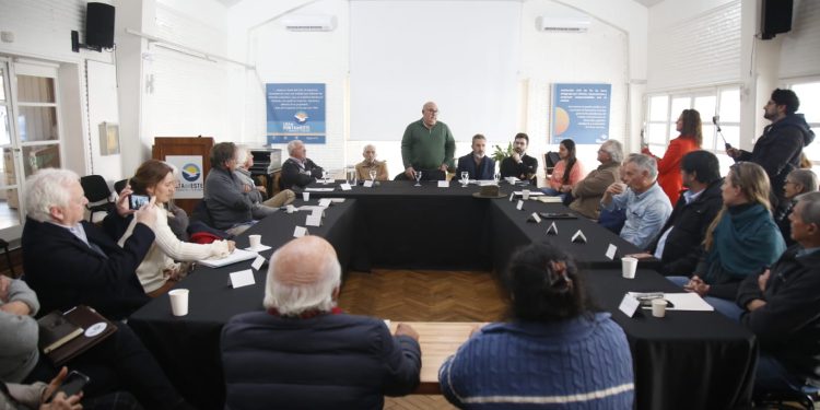 Iluminación y cuidado del medio ambiente compromisos de Abella transmitidos a los vecinos de la costa